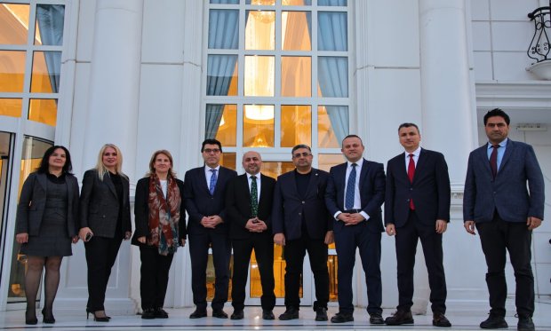 Ege Özel Eğitim Kurumları Derneği tarafından düzenlenen iftar programı, Ege’nin kalbi İzmir’de gerçekleştirildi.